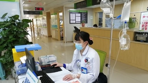 雅安仁康醫(yī)院一名醫(yī)護人員多年節(jié)日期間堅守崗位服務病患